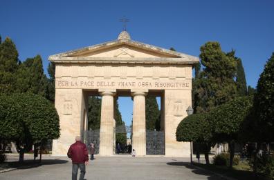 Lecce, mistero al cimitero: nuovo ritrovamento di ossa umane, ipotesi sepolture illegali