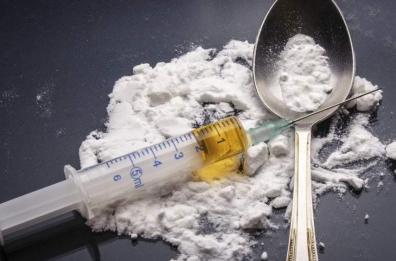 Taranto, coppia agli arresti al Tamburi per droga