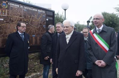 Mattarella scende nelle grotte di Castellana
