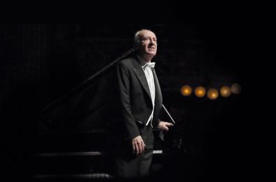 Petruzzelli, rinviato
per influenza
concerto di Pollini