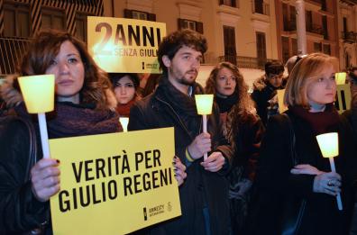 Due anni senza Giulio Regeni
a Bari oltre 100 alla fiaccolata