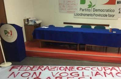 Taranto, lanciano uova contro sede del Pd, Vaccari: «Ennesimo attacco»