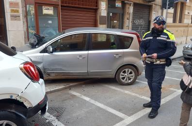 Bari, caccia all'auto pirata
che fa «strike» in via Carulli