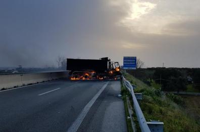 Fasano, fallisce assalto
a portavalori: camion
in fiamme sulla statale