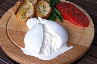 La Puglia dice «cheese», la burrata è terza nella classifica mondiale di Taste Atlas