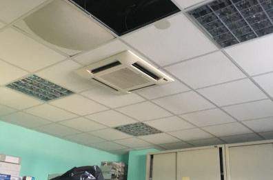 Centro per l'impiego, dopo
i lavori (ri)piovono calcinacci