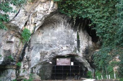 Grotte di santa Croce
chiuse da sei anni 
protestano gli Scout