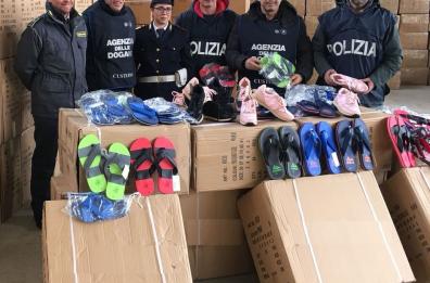Bari, sequestrate al Porto
oltre 17mila infradito fasulle
