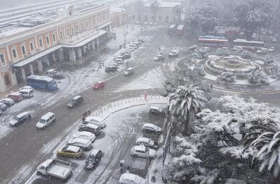 Neve a Bari, strade imbiancate
treni in tilt. Voli dirottati a Brindisi
A Potenza scuole chiuse da domani