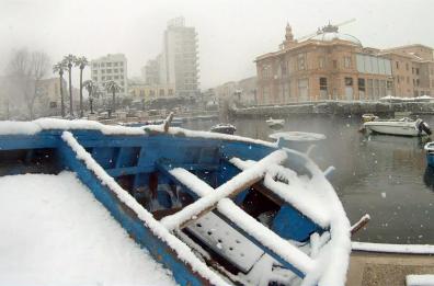 La neve imbianca Bari
Decaro chiude le scuole
A Taranto coperte per i clochard
