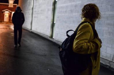 «Ti lascio stare solo se mi dai i soldi»: stalker del Mali perseguita giovane foggiana, arrestato