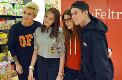 Ua marea di giovani abbraccia gli idoli Benji & Fede