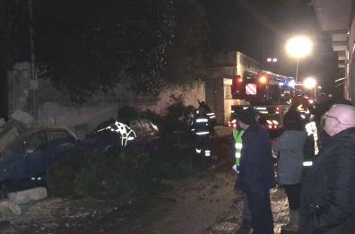 Lecce colpita da tromba d'aria, paura e danni: caduti alberi e cornicioni