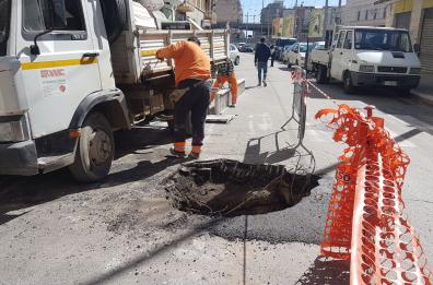 Bari, voragine in corso Sonnino
ma la condotta Aqp non c'entra