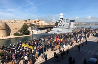 Taranto, i 60 anni del Ponte girevole: a migliaia per apertura straordinaria
