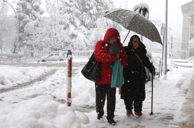 Intensa nevicata a Potenza
scuole chiuse, treni fermi
Violenta mareggiata su Maratea