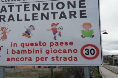 Cartello a Rignano
«Vai piano, qui i bimbi
giocano per strada»