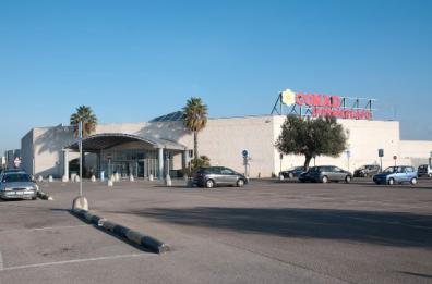 Assalto con martello in gioielleria: panico al centro commerciale Le Clerc