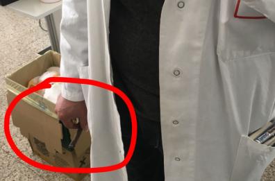 Policlinico, il medico fuma il sigaro con i pazienti in ambulatorio. «E' quello che dovrebbe vigilare»