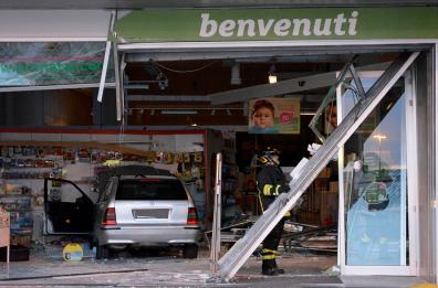 Bari Max, auto sfonda vetrina 
negozio Prenatal: tre feriti