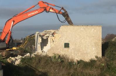 Lecce, demoliti 4 ecomostri
a Torre Chianca e Frigole