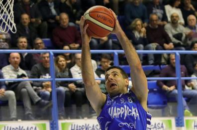 Basket, l'Happy Casa Brindisi vince e convince contro il Varese
