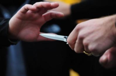 Lecce, litiga con coetaneo per una ragazza e lo prende a coltellate: arrestato 17enne