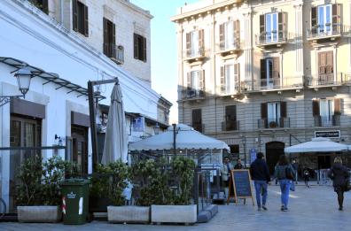 Bari, ok di Decaro ad aumento superficie 50% per tavolini all'aperto di bar e ristoranti. Una tantum di 1500 €
