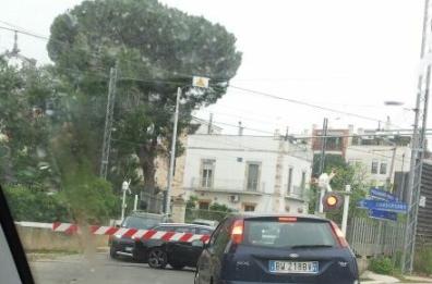 Castellana Grotte, 3 auto
intrappolate tra le sbarre