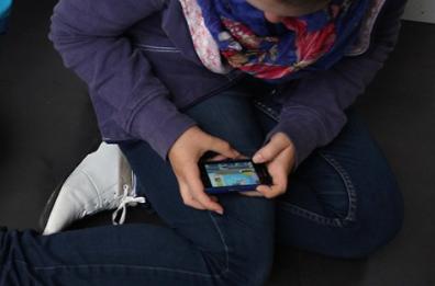 Si taglia polso dopo schiaffo
dal papà per il cellulare: 
12enne resta lontana da casa 