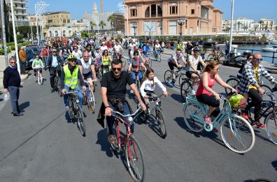 «Bari pedala» e «Moto Guzzi»: il centro a due ruote e il traffico va in delirio