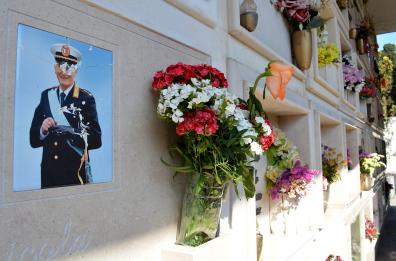 Bari, sfregiata per la quinta volta in due mesi la lapide di Marzulli. La vedova: «Fate giustizia»