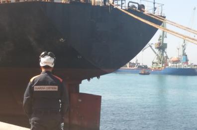 Taranto, carenza sicurezza
antincendio: fermata nave