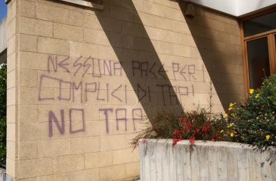  Denunciati due anarchici per le scritte No Tap sul muro della chiesa
