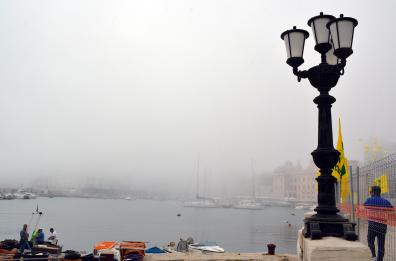 Bizzarria meteo, la nebbia avvolge Bari