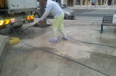 Bari,  lavata dopo mesi
l'area pedonale del Corso