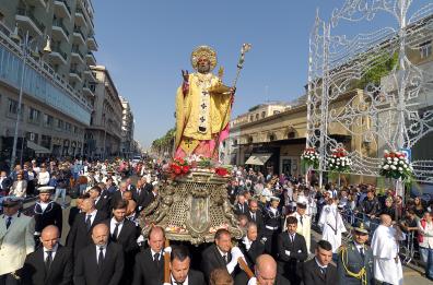 Il maggio barese tra santi (e santini elettorali) contro i peccati del borgo