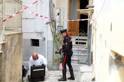 Tragedia Melfi, omicidio suicidio: follia, uccide moglie e si ammazza