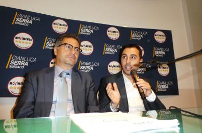 Benzina e carte bruciate
 contro il candidato M5S