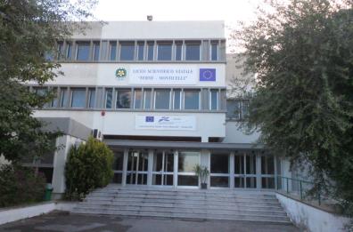 Bullismo al liceo, a testa in giù lo fanno cadere: va in ospedale