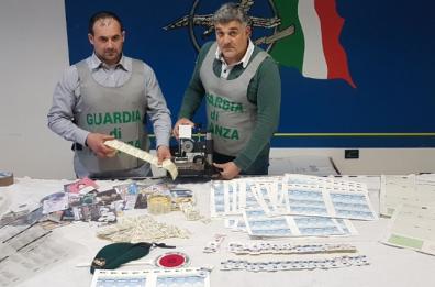 Bari, edicolante produceva
e vendeva biglietti falsi Amtab
