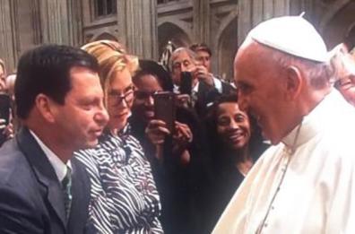 Frank,  bitettese  nato a  New York, manager che ama San Nicola