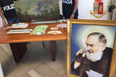 Bari, Polizia scopre al San Paolo
soldi falsi, assegni e quadri