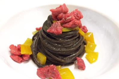 Spaghettone al grano arso con peperoni marinati, battuta di manzo al coltello e colatura di alici