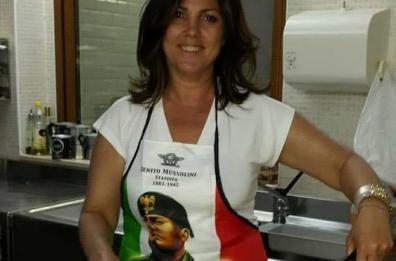 Vicesindaca in cucina con grembiule di Mussolini. «Si dimetta». «Una goliardata»