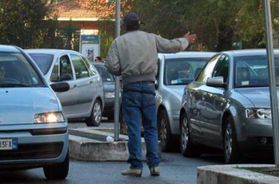 Bari, famiglia di turisti francesi denuncia: «Noi minacciati da parcheggiatore abusivo sul lungomare»