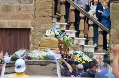Chiesa gremita a Taranto per i funerali dell'operaio Ilva morto