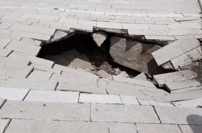 Andria sprofonda pavimento nel centro storico per le forti piogge