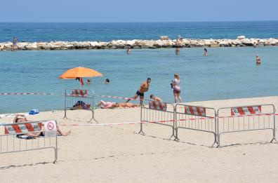 Bari, vietato fare il bagno a Pane e Pomodoro: ma il cartello viene ignorato