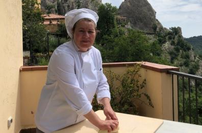 Ofelia, la 50enne spagnola fa l'Erasmus sulla cucina in Basilicata